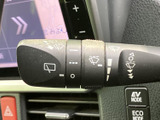 雨天時でもクリアな視界を確保。ワイパーの操作は簡単で、運転に集中できます。安全運転をサポートする頼もしい装備です。