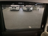 【ロールサンシェード】同乗者へのおもてなし。強い日差しを遮りつつ、外の景色も程よく楽しめるメッシュ素材が優秀です。家族や大切な人を日焼けや暑さから守る、優しい装備です。