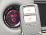 【Hondaスマートキー】カバンやポケットに入れたままでもドアの施錠・解錠が可能なスマートキーを装備。エンジンのオン・オフ時もカギを取り出す必要が無いからとっても便利です♪