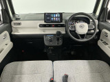 【インパネ】運転のしやすさを最優先に設計された見晴らしの良いフロントビュー。車両間隔が掴みやすく狭い道でも安心♪「安全」と「品質」を最優先に、安心してお乗りいただけるクルマを提供いたします。
