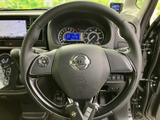 握りやすいステアリングで、快適な運転をサポート。操作性にも優れており、スムーズなハンドリングを実現します。