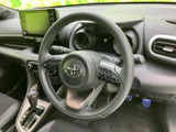 握りやすいステアリングは、操作性も抜群。スムーズなハンドリングで、快適な運転をサポートします。オーディオスイッチも装備。