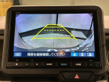 リバースギアに入れるだけで後方の表示へ切り替わります。夜間や雨の日の駐車も楽になりますよ。