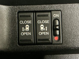 【両側パワースライドドア】両側がパワースライドドアになっており、運転席のスイッチやスマートキーでも開閉が可能です!開口部も広いので乗り降りも楽々♪