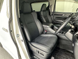 運転席/助手席です。姿勢が崩れず正確なステアリング操作で安心です。