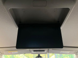 【フリップダウンモニター】大画面モニターで後席でもエンタメをお楽しみいただけます。小さなお子様にも大人気の装備です♪