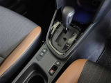 電動パーキングブレーキ・ブレーキホールドを装備してます。ホールド機能は信号待ちが多い一般道で疲労軽減になり、大好評です!