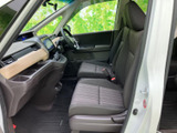 運転席からの視界は広く、運転操作もスムーズに行えます。快適なドライブをサポートする機能が充実しています。