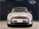 LEDヘッドライトで御座います。MINIのボンネットはヘッドライト部分に穴が開いている特徴的なもので御座います。MINIの伝統やこだわりがこういったところにも表れております。