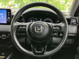 握りやすい形状のステアリングは、長時間の運転でも疲れを軽減。操作しやすい配置で、快適なドライビングをサポートします。