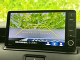 後方確認をサポートするモニター画面。駐車時の安全性を高め、狭い場所でもスマートに駐車できます。運転に自信がない方にもおすすめです。