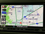 見やすい地図画面で、目的地までのナビゲーションをスムーズに行えます。周辺施設の情報も表示されるので、お出かけ先での探索も便利です。安心のカーナビゲーション。