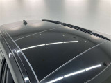 広いガラスルーフで車内が明るく開放的。家族や仲間との移動も快適です。