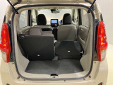 後部座席は分割でシートをたおすことができます。大きな荷物、ゴルフバックもつめます。上質で広々とした室内だから、みんなが心地よく車内で快適に過ごせます♪