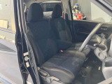 運転席まわりです。運転席からの視界が左右に広く隅々まではっきりと見渡せます!クルマの前端も把握しやすく安心して運転できます!