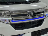 フロントグリルにはブルーLEDのシグネイチャーイルミ!
