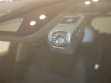 【ドラレコ前】今では車の必需品です。運転中の映像や音声を記録して残します。事故などが起きた場合の証拠になるので、もしもの時に役立ちます。