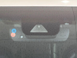 【プリクラッシュセーフティ】前方の車両等を検知し、衝突しそうな時は警報で注意を促し、ブレーキを踏む力をサポート。ブレーキを踏めなかった場合は衝突被害軽減ブレーキが作動、衝突回避をサポートします。