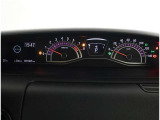 とっても見やすいメーターです。夜間時はラグジュアリーな気分にさせてくれる照明が魅力ですので、夜のドライブも楽しみになりますよ♪