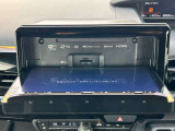 スマートな開閉式ナビ!!CDやDVDを挿入するときだけ画面を開くので、見た目もとってもスマートです。