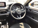 ドライバーが心に余裕をもって運転に集中できること、助手席や後席からもすっきりと前を見通せる空間の起点となり、全員が安心してドライブを楽しめることをモットーにシンプルなレイアウトとなっています。