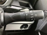 操作しやすい位置に配置されたレバーで、スムーズなウインカー操作を可能にします。安全運転をサポートする確かな操作感です。