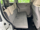ゆったりとくつろげる後席空間です。長距離移動でも疲れにくい設計となっています。家族や友人と快適な時間を過ごせるでしょう。