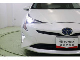 プリウスの特徴あるシャープな切れ長ヘッドライトはLED。周囲の明るさを感知して点灯・消灯するオートライト搭載。オートハイビームも搭載していますので面倒なヘッドライトの切替えは不要です。