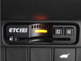 ◆ETC2.0◆進化したドライブ体験。料金収受システムだけだったETCが生まれ変わって、高速道路を賢く使うETC2.0に進化しました。多彩な情報サービスが便利で快適なドライブ体験を提供します。