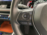 運転中、オーディオの操作をしてて、ハッとしたことはありませんか?ステアリングスイッチは、運転中でもハンドルでオーディオの操作が可能です。安全なドライブをサポートします。