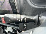 【オートワイパー(AUTO)】雨が降り出した時に、雨滴検出用センサー(レインセンサー)が雨滴を感知すると、自動でワイパーが動作します。