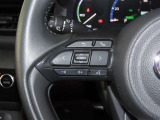 ステアリングスイッチ付きで、運転中に視線を前に向けたまま操作できます。