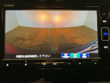 【バックカメラ】運転が苦手な方も車庫入れラクラクです!ギアをリバースに入れれば自動的に切り換わりますので、面倒な操作は不要です♪狭い駐車場もお車を傷つけず安心ですね!