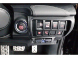 キーレスアクセス&プッシュスタート方式です。パワーリヤゲートの操作スイッチも運転席右側に装備しております。ドライバーモニタリングシステム搭載です。