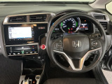 【ハンドル】運転にかかわる様々な操作を安全に行えるように視点移動が少なく操作性に配慮されたスイッチ類が凝縮されたコックピットです。