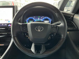 握りやすい形状で、運転操作を快適にします。オーディオや通話などの操作もステアリングから可能。運転に集中しながら、様々な機能を利用できますね。
