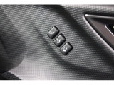 運転席シートポジションメモリーはあらかじめ登録しておいたシートポジションとともに、ドアミラーの角度を自動的に再現します。