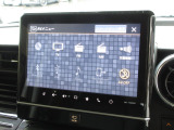 ナビゲーションは純正9インチスマートリンクナビを装着しております。AM、FM、CD、DVD再生、Bluetooth、フルセグTVがご使用いただけます。初めて訪れた場所でも安心ですね!
