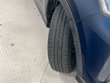 タイヤサイズは195/60R17!残り溝は5ミリ程度です!スペアタイヤがついていて、パンクや不測の事態が起きても安心です!