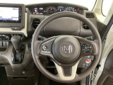 【ハンドル】運転にかかわる様々な操作を安全に行えるように視点移動が少なく操作性に配慮されたスイッチ類が凝縮されたコックピットです。