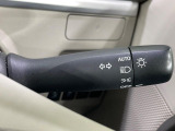 【オートライト】周りの明るさに応じて自動でヘッドライトの点灯・消灯ができる機能です!ライトの付け忘れ・消し忘れなどが無くなり、雨の日や夕方の走行も安心!トンネル通過時も便利ですね♪