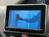 停車中に楽しめるTV機能。休憩時間などに、ニュースや番組をチェックできます。後部座席での移動時間を快適に過ごせます。