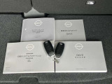 インテリジェントキーです♪キーを近づけてドアハンドルのスイッチを押すだけで開閉が出来ます♪カバンやポケットに入れてても反応するのでスムーズに乗車出来ます☆