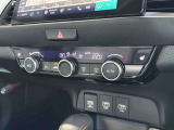 夏でも冬でもお好みの温度に設定しておけば、AUTO ボタンひとつで快適な車内空間へ!風の強さや温度、内外気の切り替えも自動で調整してくれます♪こちらのお車はシートヒーター機能付きです!