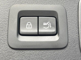 【パワーバックドア】スマートキーや運転席のボタンを押すだけでリアゲートが自動で開閉します!荷物を持っている時や、高い位置にあるバックドアを閉める際に便利な機能です♪