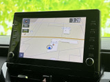 見やすい地図画面で、目的地までスムーズに案内。運転に集中できる、使いやすいインターフェースが特徴です。快適なカーナビゲーションを体験できます。
