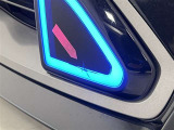 左のシグネイチャーイルミのレンズが割れています。納車前の点検時に交換対応させていただきます。