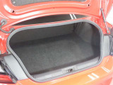 スポーツカーでも日常使いには、十分な積載容量のあるトランクスペースです!更にたくさんの荷物や長めの荷物を積みたい時は、リヤシートのシートバックを倒してトランクスペースの積載容量UPで対応できます!