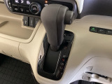 CVT車のセレクトレバーです。低速から高速まで、変速ショックのないスムーズな走りを実現するとともに、エンジン効率のよい領域を維持することで燃費にも貢献します。