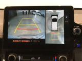 パノラミックビューモニター付きです。車両を上から見たような映像をディスプレイオーディオ画面に表示。運転席からの目視だけでは見にくい、車両周辺の状況をリアルタイムでしっかり確認できます。
